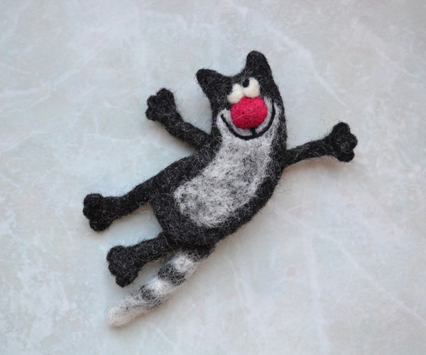 Lucky-cat-brooch-needle-felted-wool-cat-pin