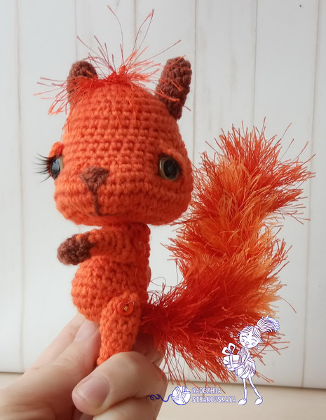 Kawaii Squirrel shows his fluffy tail