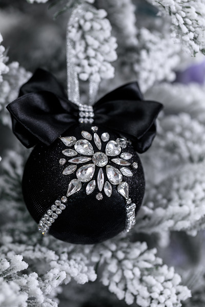 Luxury_Christmas_rhinestones_black_ornaments_tree_balls_in_gift_box_Xmas_decorations.jpg