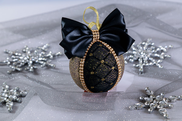 Christmas_rhinestones_black_gold_ornaments_tree_balls_in_gift_box_Xmas_decorations.jpg