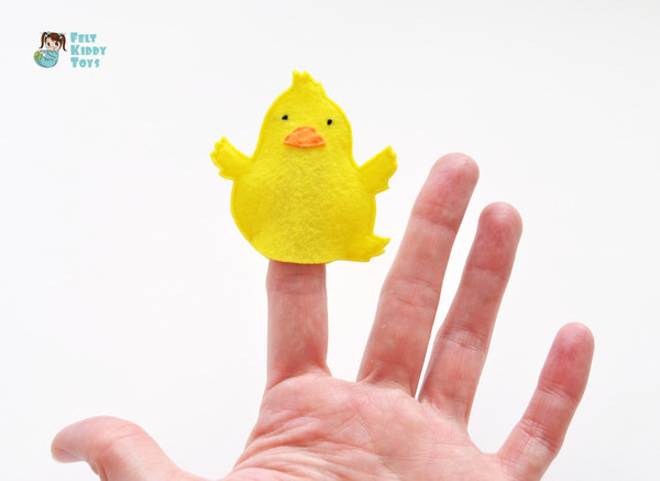 Duckling finger puppet