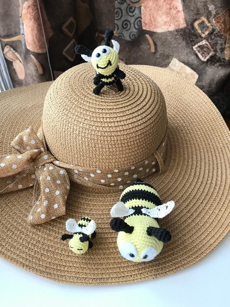 3 bees on a hat