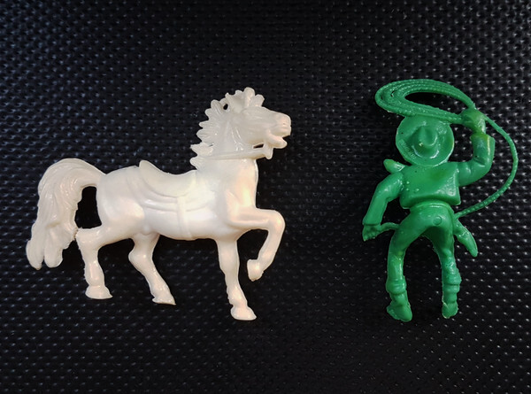 10 Jean Hoeffler Hong Kong plastic toy soldier COWBOY WITH LASSO ON THE HORSE 1970s.jpg