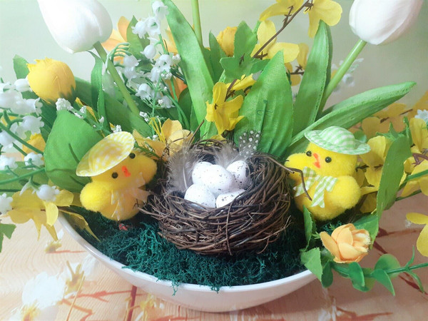 Easter floral arrangement, Easter table decor, Easter floral - Inspire ...
