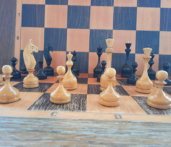 3500_chessmen_antique2.jpg