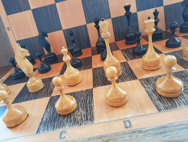 3500_chessmen_antique5.jpg