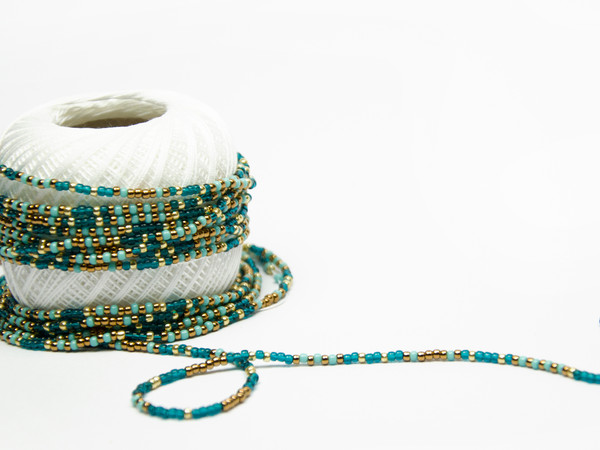 Beads strung on a thread according to the pattern