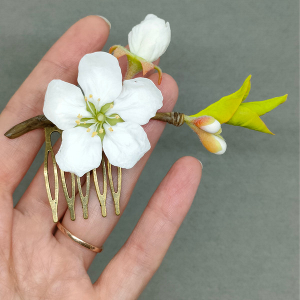 Flower hair comb in hand.jpg