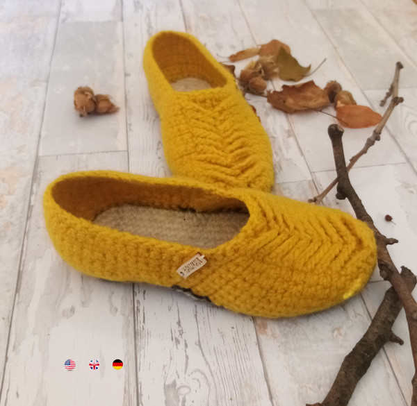 slippers crochet.jpg