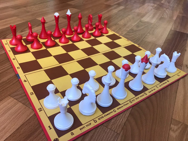 red_white_chess2.jpg
