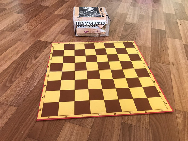 red_white_chess5.jpg