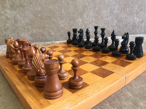 black_brown_pieces_chess8.jpg