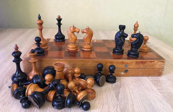 wood_old_chess1.jpg