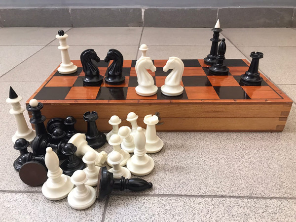 woodboard_plastic_chessmen1.jpg