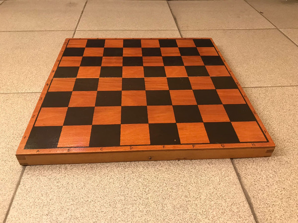 woodboard_plastic_chessmen9+.jpg