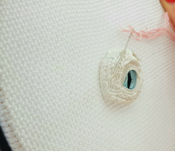 Magnetic Needle Minder White Dragon Eye for Cross Stitch 3.jpg