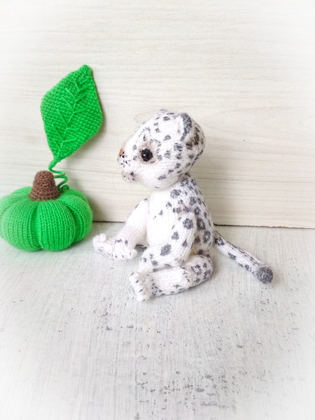 accessories brooch knitted lion