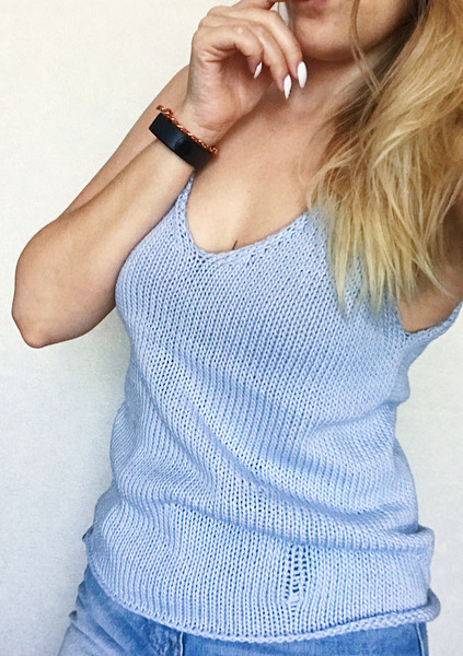 A skiny lady in a light blue hand knit top with V-neck.JPG