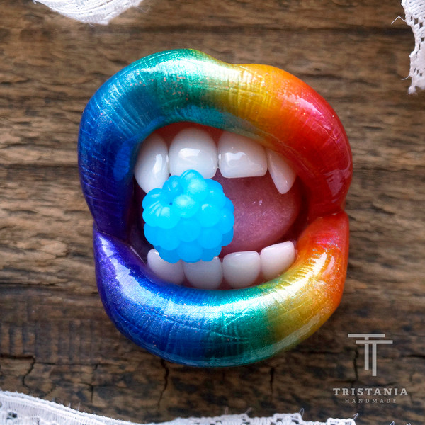 Lips brooch rainbow from polymer clay.jpg
