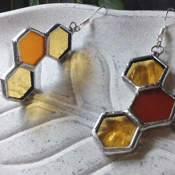 Honeycomb-glass- earrrings -stained-glass-honeycomb-honey-bee-decor-bee-art (5).jpg