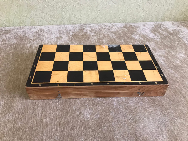 plastic_chessmen_wood_box.1.jpg