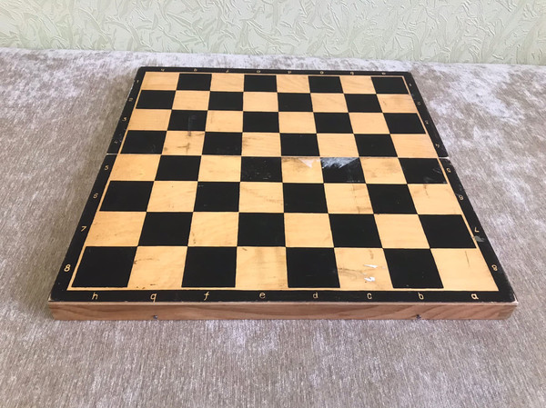 plastic_chessmen_wood_box.4.jpg