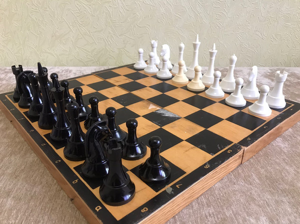 plastic_chessmen_wood_box.6.jpg