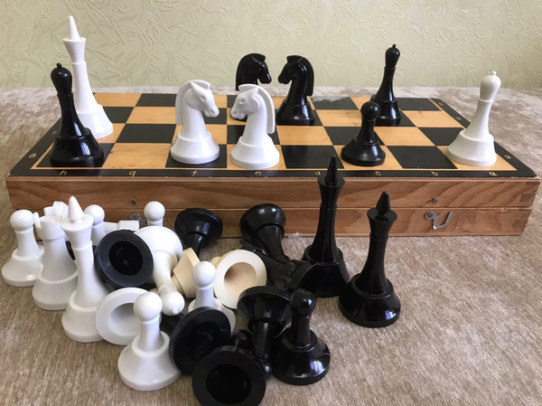 plastic_chessmen_wood_box.8.jpg