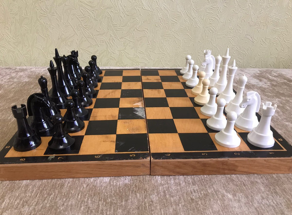 plastic_chessmen_wooden_box9+.jpg