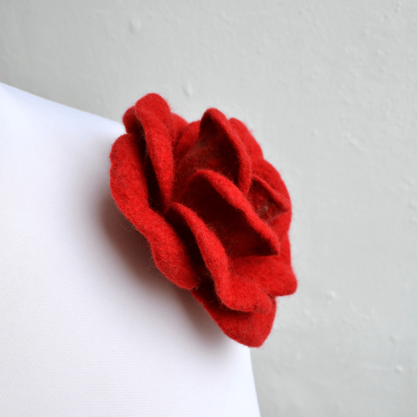 Red rose brooch 1