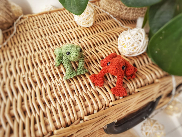 Two Small tree frog toy crochet green and orange.jpg