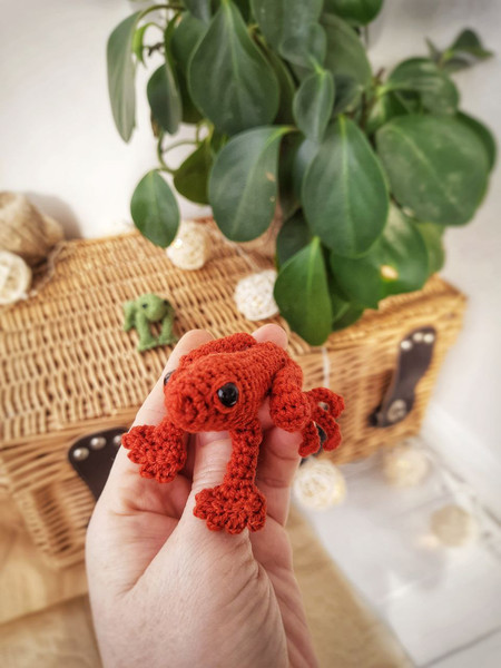 Miniature tree orange frog toy
