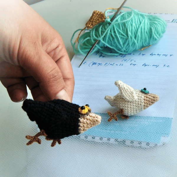 Crow crochet pattern, amigurumi bird pattern, Halloween decor, crochet brooch, cute crow, white crow, tutorial, ebook 4.JPG