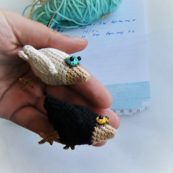 Crow crochet pattern, amigurumi bird pattern, Halloween decor, crochet brooch, cute crow, white crow, tutorial, ebook 5.JPG