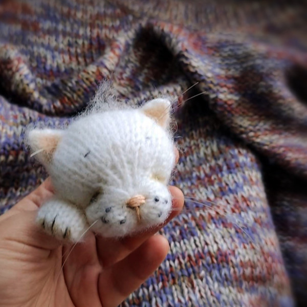 Sleeping cat knitting pattern, cute kitten brooch, amigurumi cat, stuffed cat toy pattern, giftt for her, cat toy guide 4.jpeg