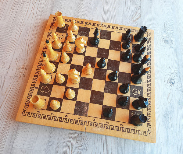 chess_set_shabby_board999.jpg