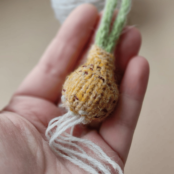 Onion knitting pattern, cute knitted bulb, unusual jewelry, kitchen decor, knitting tutorial, bulb pattern, DIY crafts 2.jpg