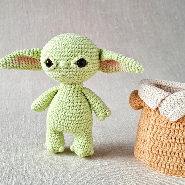 Peluche Baby Yoda inspirée de The Mandalorian en coton au crochet -  Boutique crochet tricot e-commerce artisanat fait main Crochet et Geek  Doomyflocrochet
