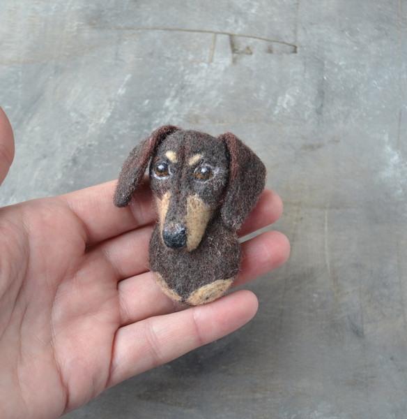 Dachshund dog portrait pin (5).JPG