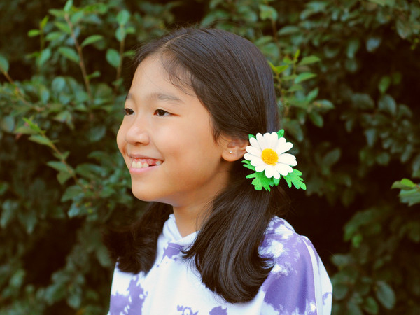 Girl-with-daisies-in-her-hair