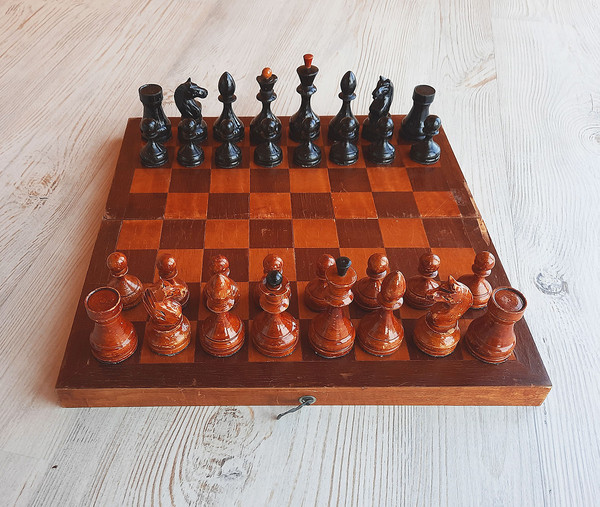 small_chess_set_1955.98.jpg
