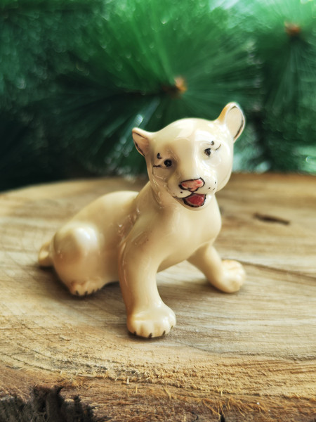 figurine lion cub porcelain
