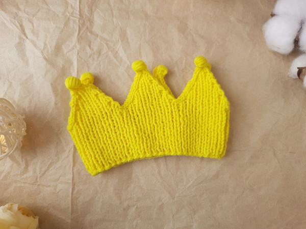 yellow knitted headband crown on the baby's head..jpg
