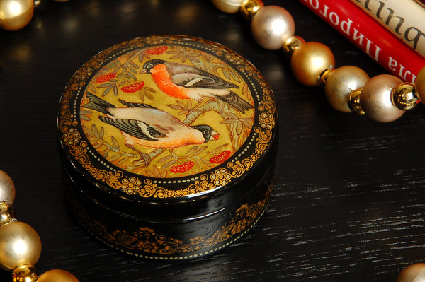 Vintage lacquer box with birds on gold