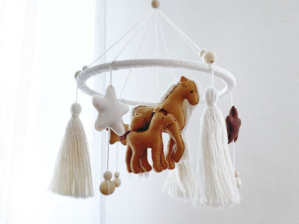 horses-baby-crib-mobile-nursery-decor-1.jpg