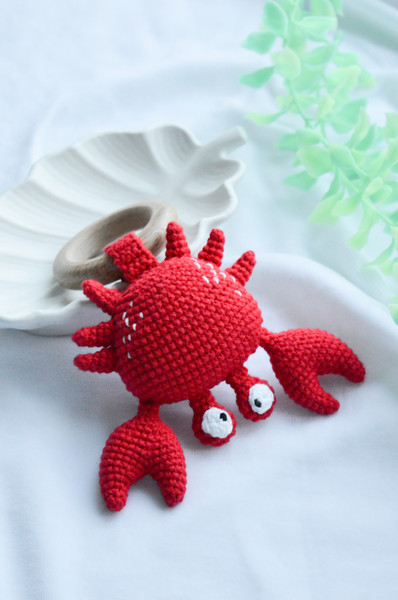 red crochet crab.jpg