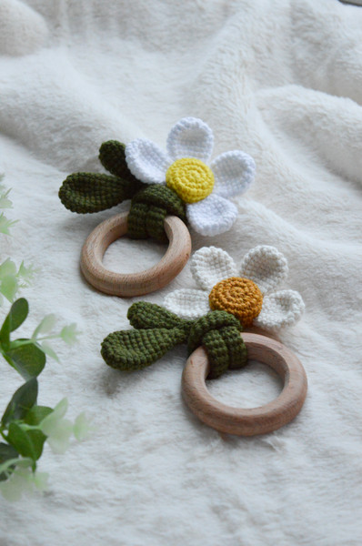 daisy crochet rattle.jpg