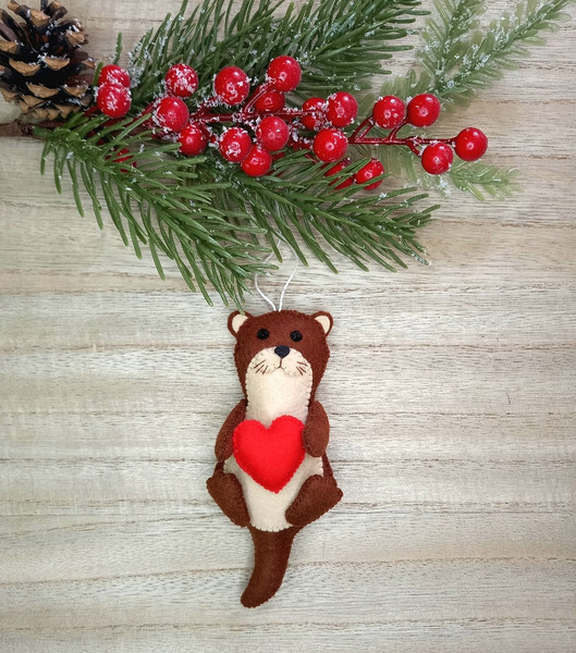 Felt otter. Otter with a red heart. Otter toy. New Year's decor otter. New Year's ornament otter 1.jpg