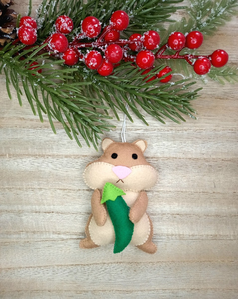 Hamster toy, felt toy, Hamster with a pod of peas, Thrifty hamster 1.jpg