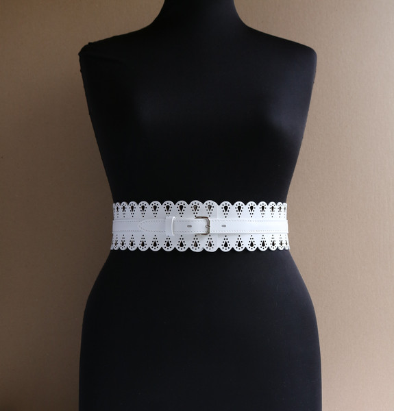 Leather belt white woman_2672.JPG